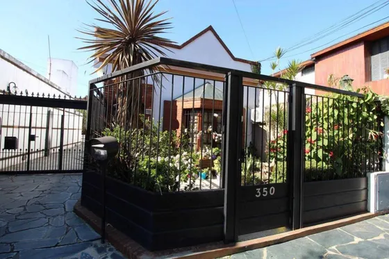 Casa En Venta - 2 Dormitorios 1 Baño - Cochera - 102mts2 - Morón