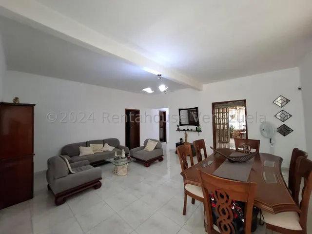 Casa Con Apartamento Anexo  En Las Mayas, El Limon, Terreno Propio. 24-27522 More
