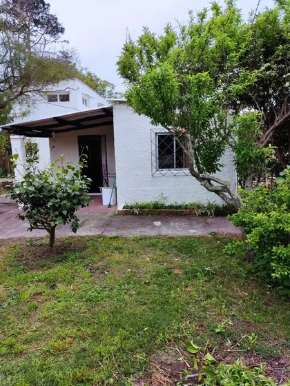 Alquiler Anual Casa Dos Dromitorios Amplio Jardín ,parrillero Sobre Orión ,céntrica