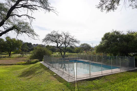 Casa Fondo Espacio Verde En El Bosque Mayormente Planta Baja Vista A Las Sierras Con Pileta Y Dependencia