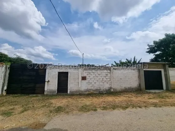 Dennymar, Vende Terreno Comercial. Posee 2 Locales Comerciales, Todos Los Servicios Basicos, Alta Seguridad. Ubicado En La Piedad Cabudare B5a7370.