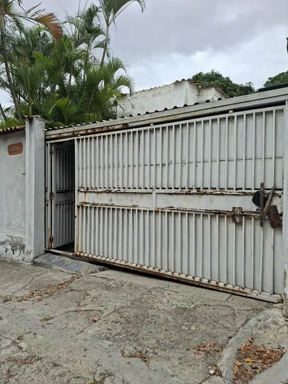 Se Alquila Anexo Con Baño Y Puesto De Estacionamiento En La Urbanización Macaracuay. Ideal Para Depósito De Mercancía Seca. Az.