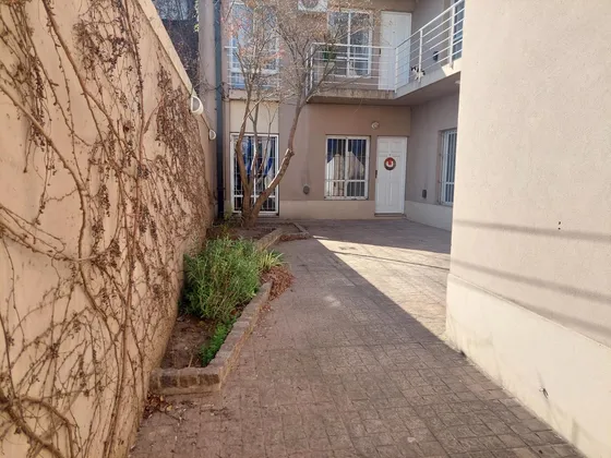 Alquiler Ph 2 Ambientes  En  Centro De Lujan Con Jardín