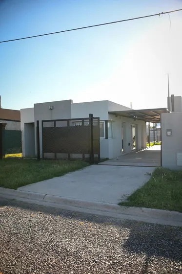 Casa En Venta Con Pileta Apto Crédito En La Toscana,  Piñero