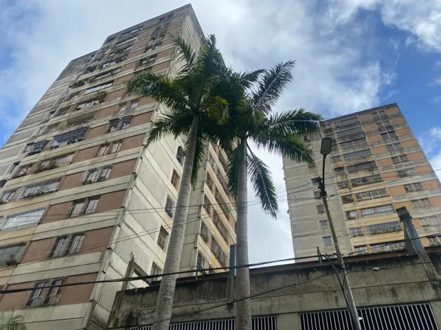 Apartamento Con Excelente Vista En Edificio Tranquilo, Calle Ciega, Bien Ubicado.