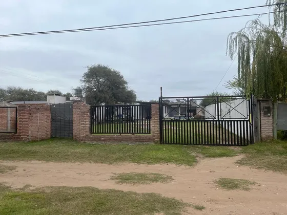Tres Casas Quintas En Zocchi 2924 Esq. Domínguez 