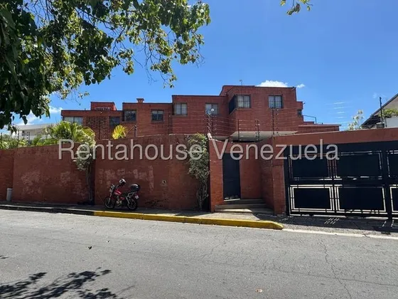 Tg Casa Con Anexo En Venta En Cumbres De Curumo, En Calle Cerrada, Con Jardín Y Vista Increíble 25-17391 Ys 