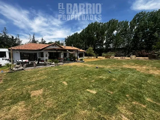Casa En Venta Chicureo, Remodelada Y Renovada.