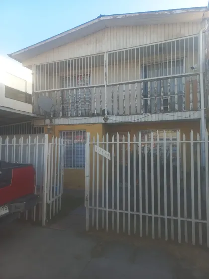 Casa De Dos Pisos En Pasaje Cerrado, Comuna De La Granja.