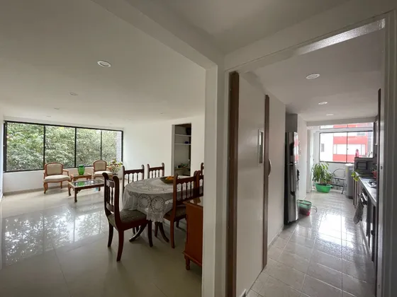 Apartamento Remodelado Y Amplio Con Excelente Iluminación Natural, En Zona De Fácil Acceso A Diferentes Puntos De La Ciudad.d