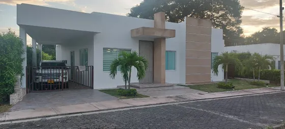 Oportunidad Casa De 4 Habitaciones Con Piscina Privada.