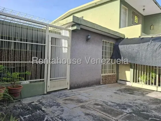 María Valera Vende Cómoda Casa Comercial Al Este De Brquisimeto, Ideal Para Tiende De Comercialización De Equipos Médicos Y Almacén. Cerco Eléctrico.
