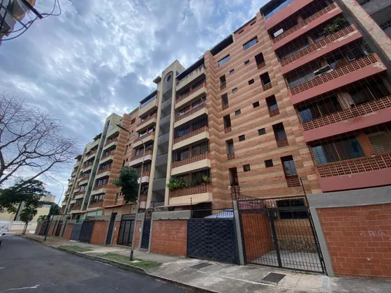 Penthouse Duplex  Ubicado En La Urbanizacion Campo Alegre Conjunto Residencial El Almendron Suites