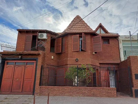 Casa De Tres Dormitorios En Centro Oeste De Neuquen 