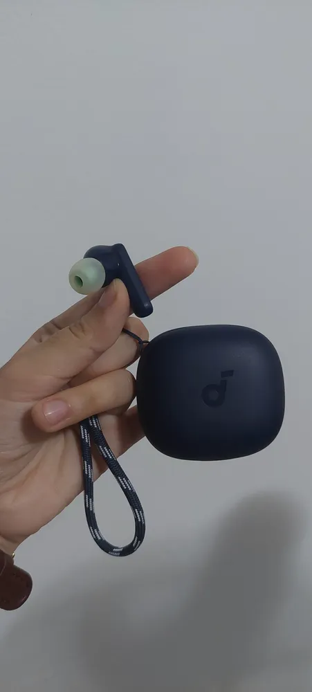 Estojo do Soundcore P20i na mão, foto real de usuário