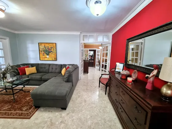 Apartamento En Alquiler Amueblado En  Los Cacicazgos, Grande, 1er Nivel, Frente A La Avenida Enriquillo