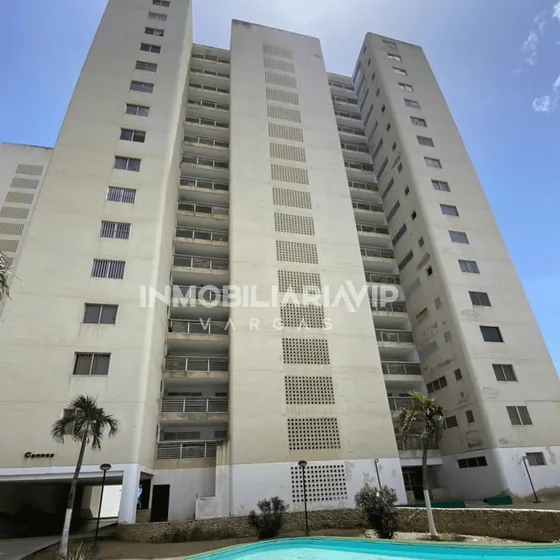 Te Ofrecemos Apartamento En Venta En Catia La Mar, Urb.playa Grande Residencia Riviera La Guaira  Ref 006 - 548