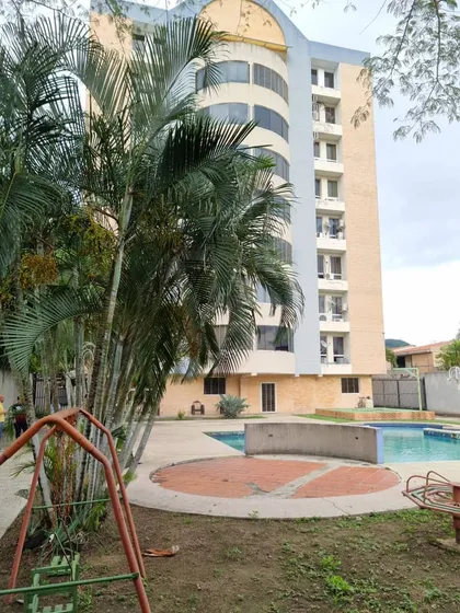 Sky Group Vende Apartamento Semi Amoblado En Res. Magnolia Plaza, Callejón Mañongo De Naguanagua. Ina-708
