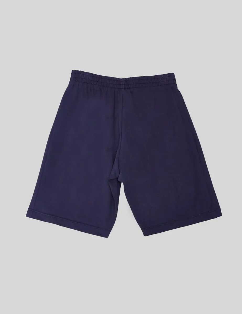 Parte de trás do shorts infantil Lupo chumbo liso, com elástico na cintura, visto em fundo neutro.