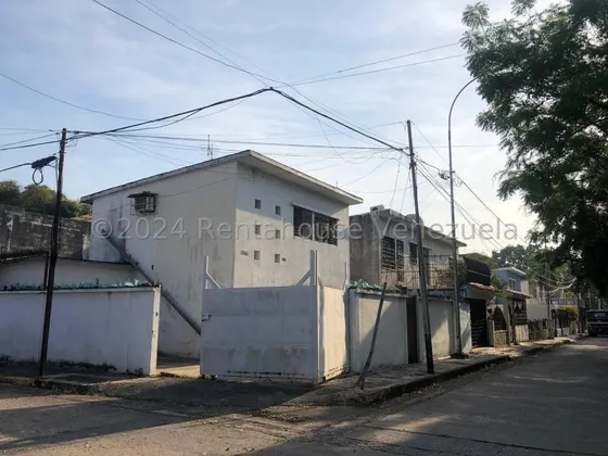 En Venta Casa De Dos Niveles Para Uso Comercial Con Gran Potencial Para Remodelara Su Gusto Cercano A La Avenida Bolivar, Centrico, De Facil Acceso Y Rodeado De Comercios Y Diversos Negocios. 