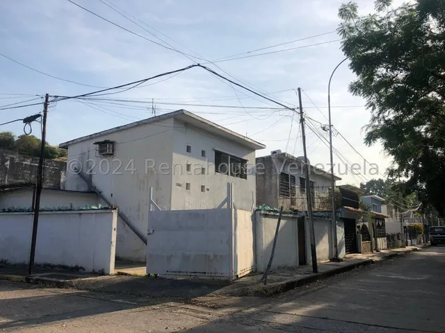 En Venta Casa De Dos Niveles Para Uso Comercial Con Gran Potencial Para Remodelara Su Gusto Cercano A La Avenida Bolivar, Centrico, De Facil Acceso Y Rodeado De Comercios Y Diversos Negocios. 