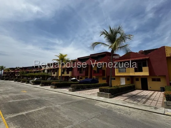 Exclusivo Townhouse En Venta, Puerto Encantado, Higuerote Ss 25-22303