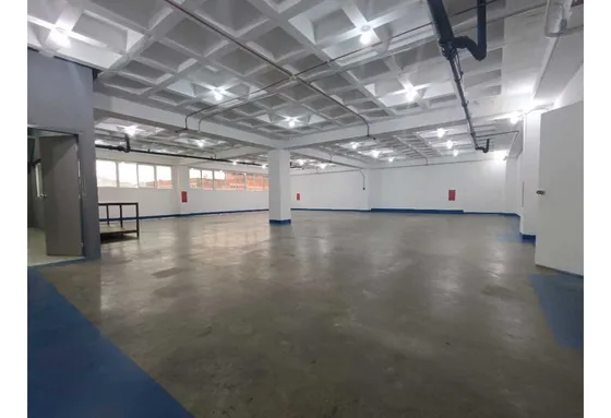 Planta Industrial-comercial En Alquiler 725m2 Urbanización La Urbina