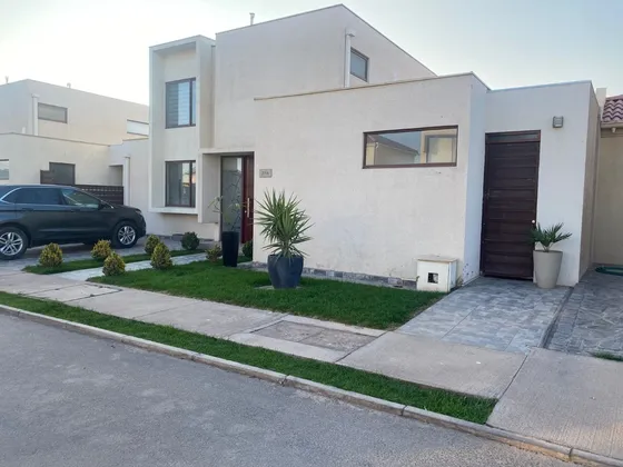 Casa Espaciosa Y Nueva, Con Muchas Dependencias.