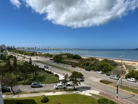 Apartamento De 2 Dormitorios Con Vista Frente Al Mar En Edificio Samambai, Punta Del Este. 