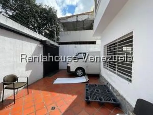 Casa Para Alquiler De Uso Comercial. Los Chaguaramos. Mls 25-17290