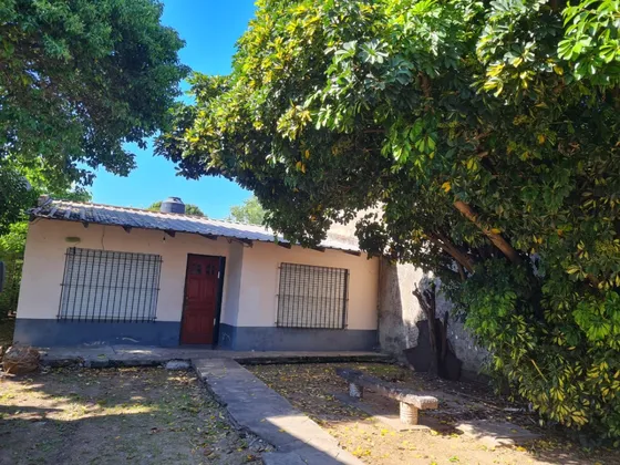 Casa Con Jardín Y Base Para Edificar En La Parte De Atrás