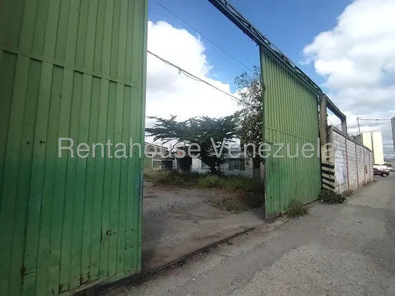 Maritza Lucena Alquila Galpón En Zona Industrial Ii De Barquisimeto, Con Oficinas Administrativas, Espacio Para Taller, Casa Para Depósito, Fosa Para Cambio De Aceite, Servicio De Agua Y Luz Continua.