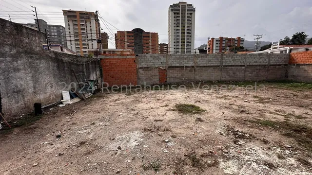 Terreno En Venta Urb Andres Bello Maracay Zona Norte Calle Cerra Segura Con Agua Negociablee Kg:25-12843