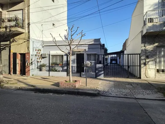 Casa En Venta - 1 Dormitorio 1 Baño - 63mts2 - Tres De Febrero
