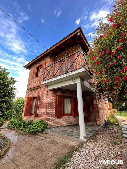 Casa En Venta - 2 Dormitorios 3 Baños - Cochera - 880mts2 - Manuel B. Gonnet