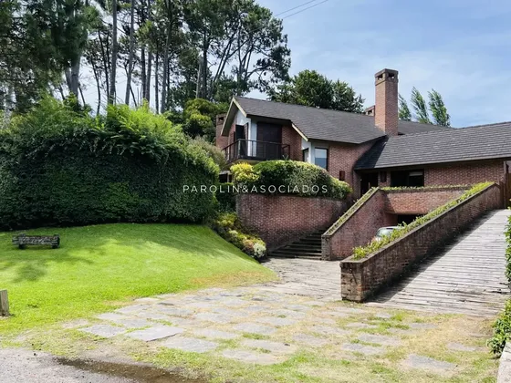 Casa En Venta De 4 Dormitorios En Country, Punta Del Este.