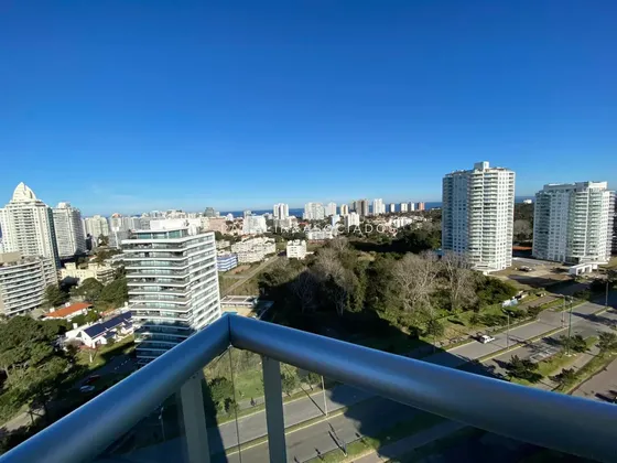 Apartamento De 2 Dormitorios En Venta En Torre One, Punta Del Este.