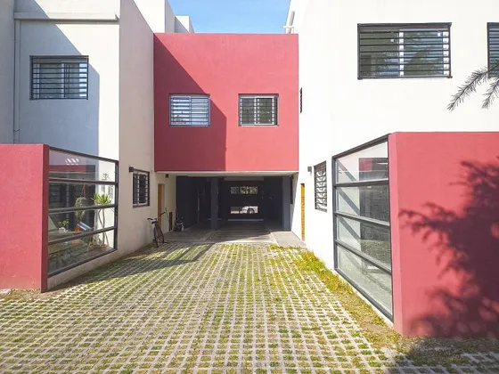 Amplio Triplex 4amb A Estrenar  Con Cochera , Patio Y Terraza.