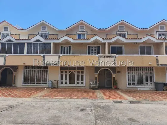 Br Villa Cerrada En Venta En El Milagro Norte 27-2104