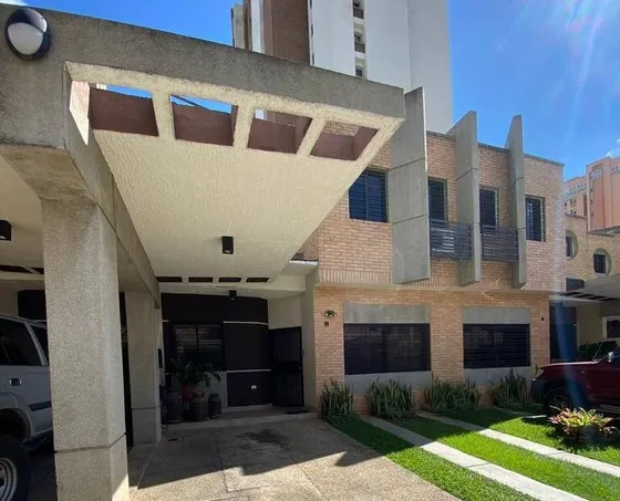 Josseyris Jimenez Vende Townhouse En Los Mangos 