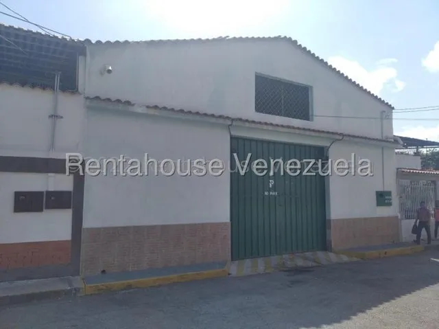 Galpon/local Comercial En Alquiler En Barquisimeto Calle 25 Posee 340m2 Con Todos Los Servicios Básicos Operativos Cod 25 15000 Comunícate Soy Gabi Irastorza                                           