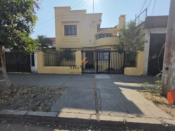 Gran Casa En Recoleta | 7 Dorm + 2 Baños | 275m² Construidos