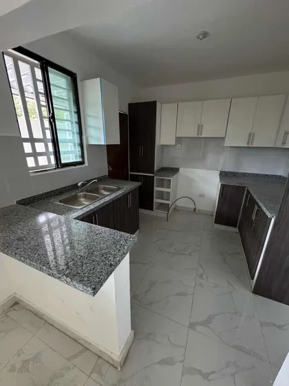 Alquilo Amplia Casa De 4 Habitaciones En Alma Rosa Ll