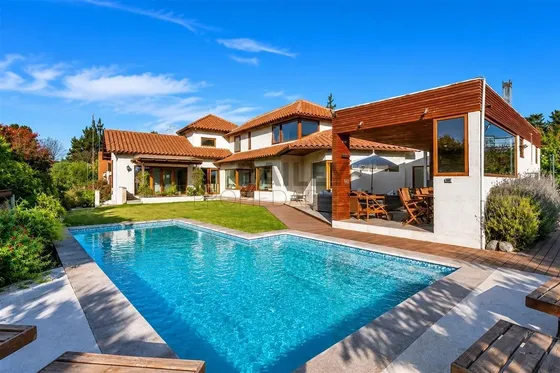 Casa En Venta De 6 Dorm. En Concón