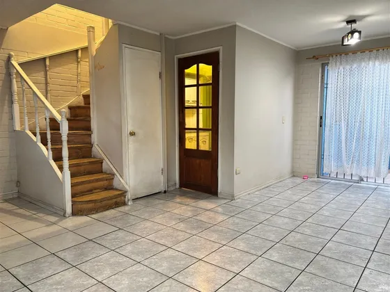 Casa En Venta De 4 Dorm. En Maipú