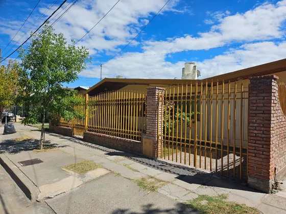 Casa Remodelada, Cocina Nueva, Baños Nuevos, Placares Nuevos, Pileta Con Sist Climatización Solar, Riego Aspersión, Cochera Para 2 Autos, Cierre Perimetral, Alarma, Quincho Equipado, 3 Dormit, 2 Baños