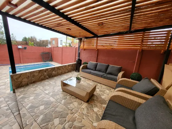 Casa De 2 Pisos Aislada Dentro De Condominio.