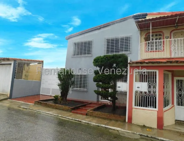 Casa En Venta Cabudare La  Puerta Codigo 2  5  2  1  7  0  4 Mildred Vivir En Tranquilidad Y Armonía Ya Es Posible Con Esta Hermosa Y Elegante Casaduplex, En Estupenda Ubicación Cerca De Centros Comer