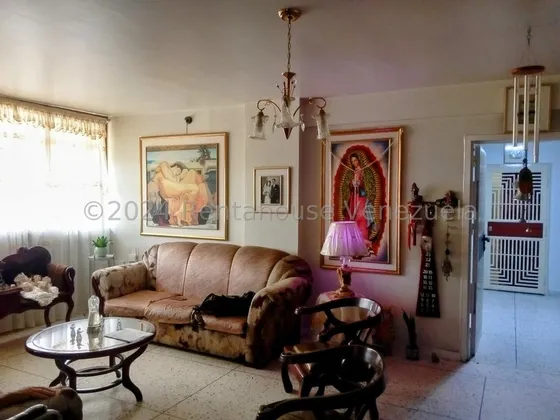 Hermoso Apartamento Comodo, Muy Conservado, Ubicado En Zona Muy Céntrica Y Concurrida. Posee 3 Habitaciones Mas 1 Habitacion De Servicio, 2 Baños, 1 Puesto De Estacionamiento.