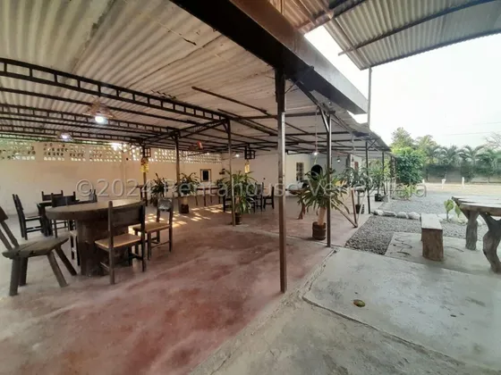 Se Alquila Espacioso Local Comercial Ideal Para Emprender En El Área Gastronómica, En El Placer Cabudare 25-8334